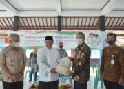 Wagub Jabar Salurkan 53 Ton Beras untuk Terdampak Banjir di Pangandaran