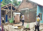 Bhabinkamtibmas Desa Jagasari Bantu Warga Bangun Rutilahu