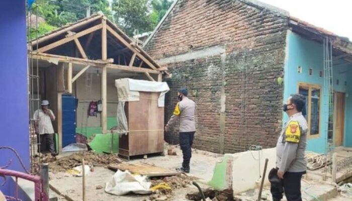 Bhabinkamtibmas Desa Jagasari Bantu Warga Bangun Rutilahu