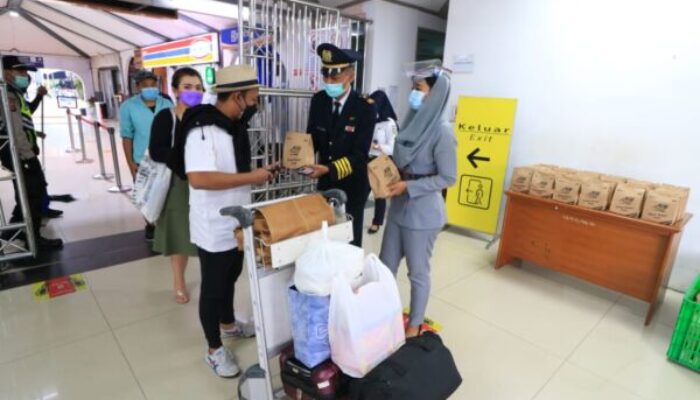 KAI Daop 2 Bagikan Takjil Gratis di Stasiun KA