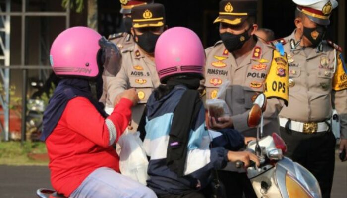 Polres Tasikmalaya Bagi-bagi Masker dan Takjil