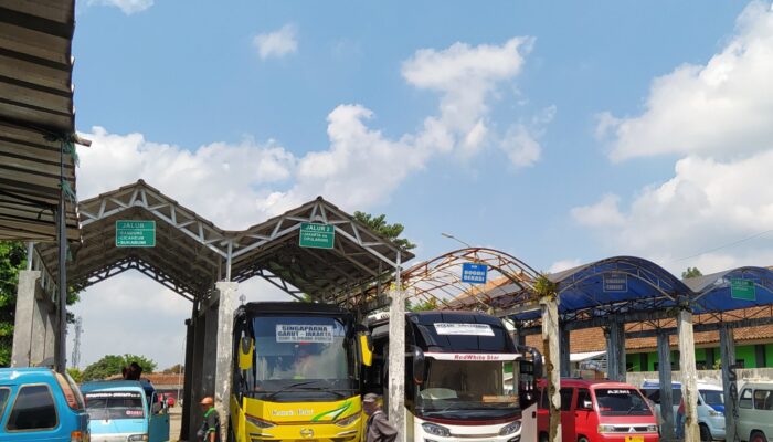 Keluar-Masuk Kendaraan Terminal Singaparna Menurun