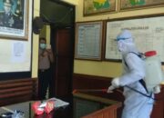 Tahanan Meninggal Diduga Covid-19, Polsek Indihiang Disemprot Disinfektan