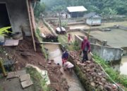 Terus Diguyur Hujan, Kamar Mandi Rumah di Kawalu Ambles