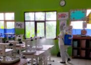 Menjelang Belajar Tatap Muka, Sekolah Disemprot Disinfektan