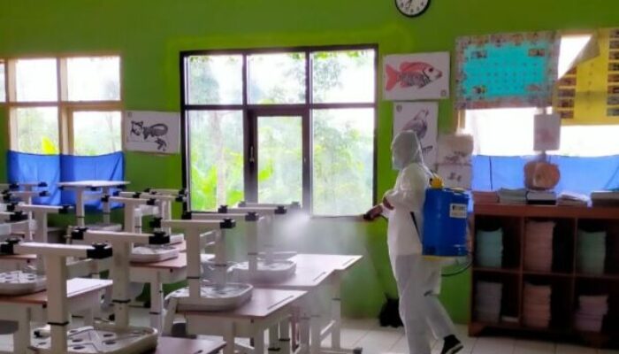 Menjelang Belajar Tatap Muka, Sekolah Disemprot Disinfektan