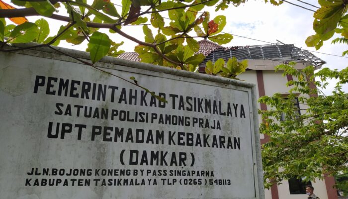 Atap Kantor Satpol PP Kab. Tasik Ambruk: Beton Patah, Genting Hancur