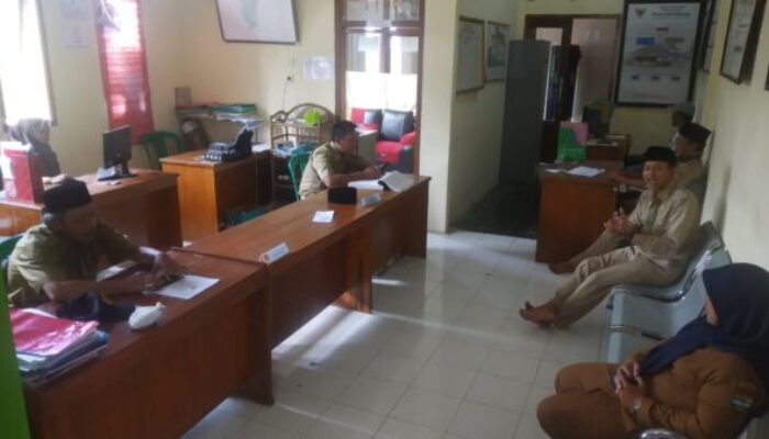 Kades Cintawangi Sulap Ruang Kantor Desa Tanpa Asap Rokok
