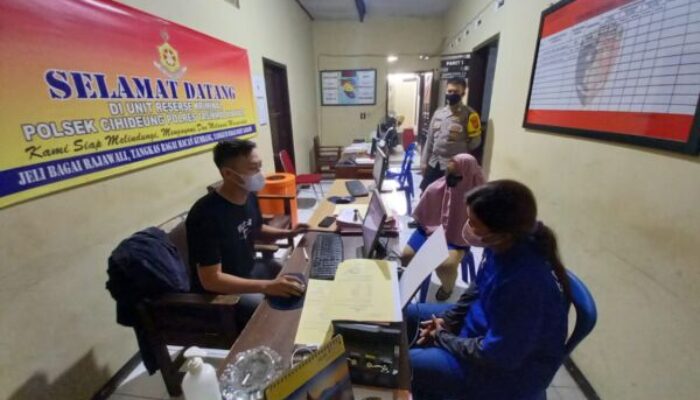 Berhasil Ambil 16 HP, Duo Emak Copet Kojengkang Dadaha Dicomot Polisi