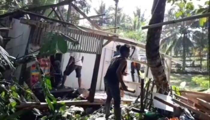 Dua Rumah Nyaris Ambruk, Penghuninya Syok