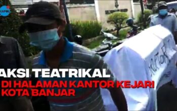 Kantor Kejari Kota Banjar Dikirim Keranda Mayat