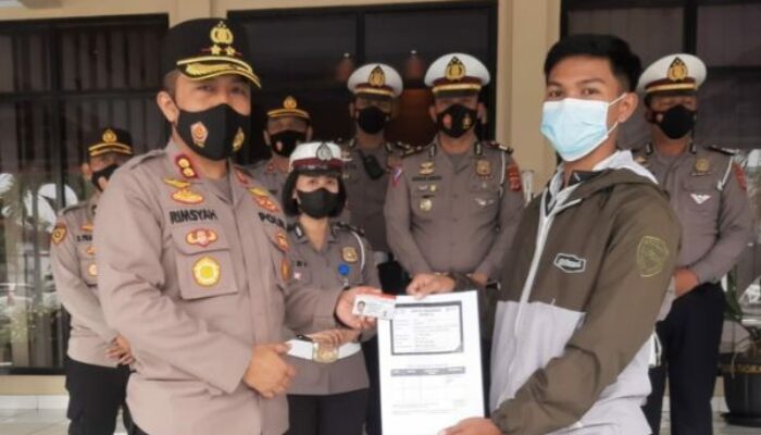 Jalani Vaksinasi di Polres Tasikmalaya, Beruntung Mendapat SIM Gratis