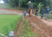 Berdayakan Masyarakat, Desa Ciroyom Bangun TPT Jalan Nepong