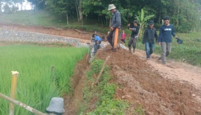Berdayakan Masyarakat, Desa Ciroyom Bangun TPT Jalan Nepong