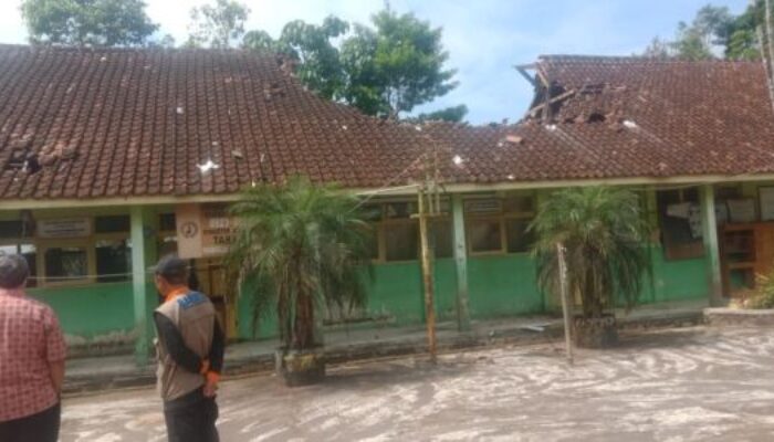 Lapuk, Ruang Kelas SDN Sirnasari Ambruk