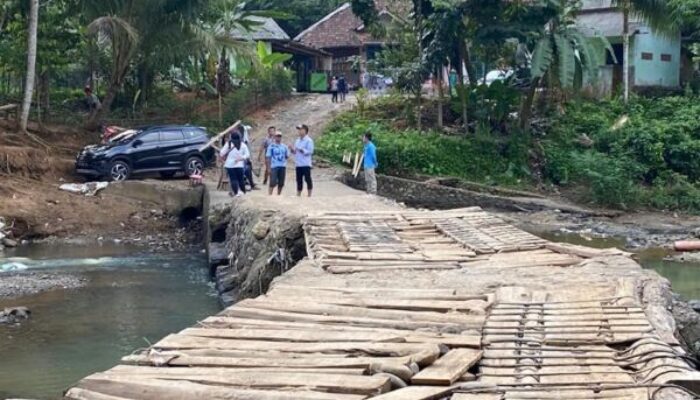 Jembatan Utama Penghubung Dua Desa Roboh, Ketua DPRD Upayakan Perbaikan