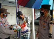Dapat Paket Sembako, Tukang Cilok Keliling di Juanda Menangis