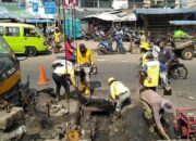 Drainase Jalan Alun-alun Singaparna Dibongkar