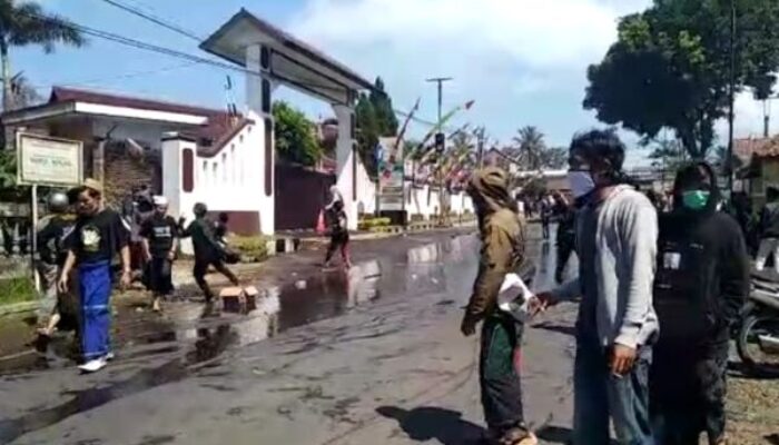 Massa Lempari Kantor Kejari, Berakhir di Tangan Polisi