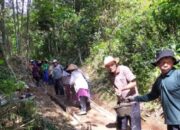 Warga Ambarayah “Rereongan” Bangun Jalan Baru