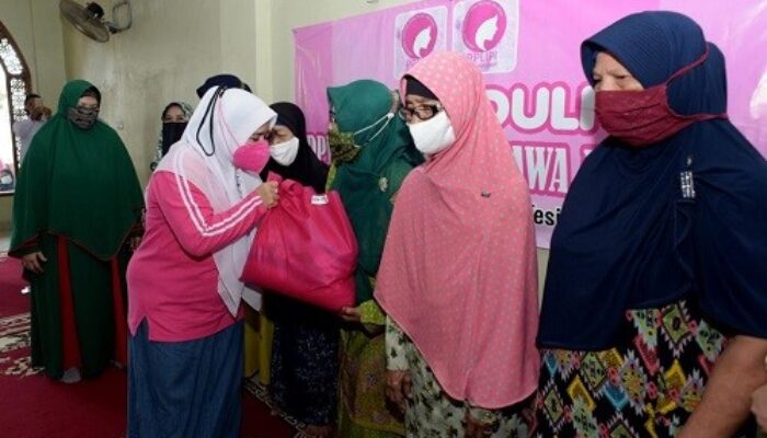 Baksos PPLIPI Jabar di Subang, Lina Ruzhan Serahkan 100 Paket Sembako