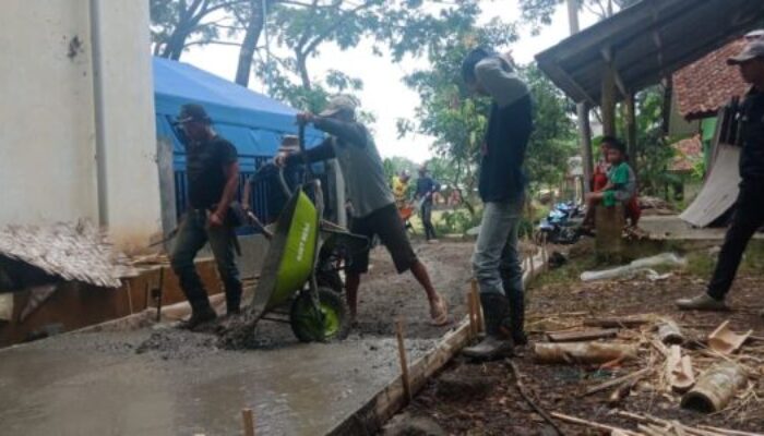 Jalan Menuju Kantor Desa Kertaraharja Diperbaiki