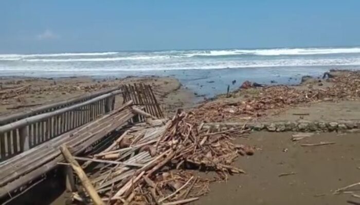 Gelombang Pasang Laut Cipatujah, Airnya Sampai Bibir Permukiman Warga