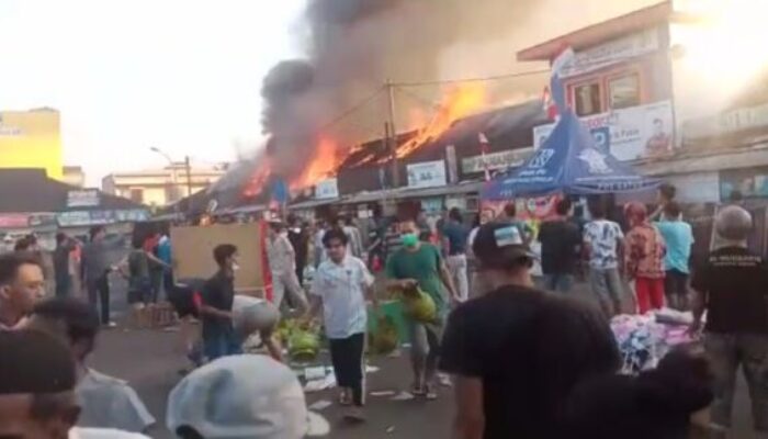 Para Pedagang Berangsur Pulang, Blok Barat Pasar Ciawi Dilalap Si Jago Merah