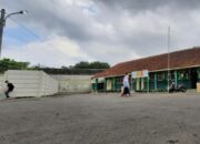 Tertutup Benteng Setinggi 3 Meter, Siswa Ke SDN 2 Tugu Lewat Kuburan