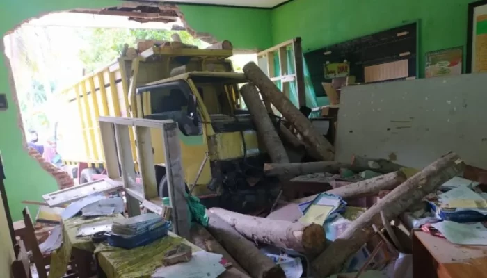 Dinding Sekolah Jebol Terseruduk Truk