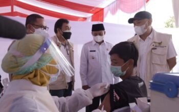 Keterangan Foto: Menteri Koperasi dan UKM Teten Masduki, didampingi Wagub Jabar, Uu Ruzhanul Ulum meninjau pelaksanaan vaksinasi COVID-19 di Kantor Kecamatan Kadungora dan Alun-alun Limbangan, Kabupaten Garut, Sabtu (11/9/2021).