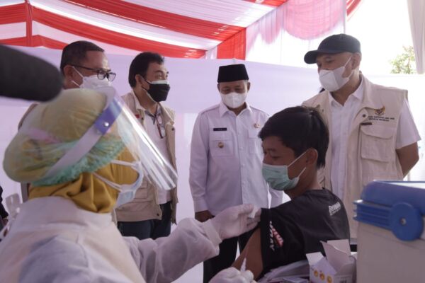 Keterangan Foto: Menteri Koperasi dan UKM Teten Masduki, didampingi Wagub Jabar, Uu Ruzhanul Ulum meninjau pelaksanaan vaksinasi COVID-19 di Kantor Kecamatan Kadungora dan Alun-alun Limbangan, Kabupaten Garut, Sabtu (11/9/2021).