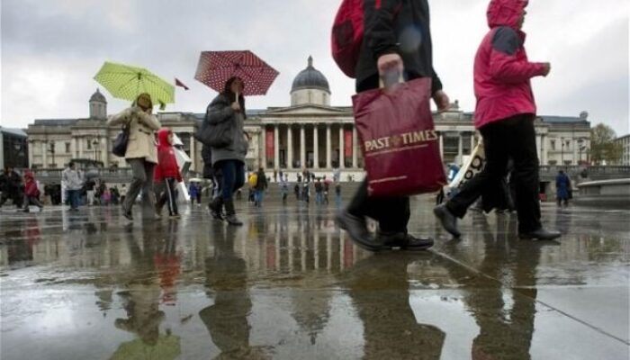 Tips Aman dan Nyaman Berlibur saat Musim Hujan