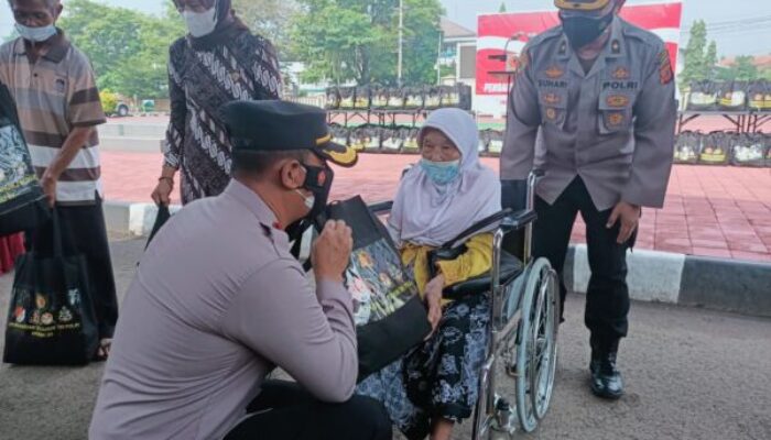 Alumni Akabri Berbagi, Lansia Warga Sumedang Diberi Sembako