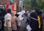 Hendak Vaksin, Warga dan Polisi Gendong Lansia di Kawalu