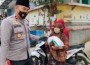 Polisi dan TNI di Cimahi Berikan Bantuan Beras ke Duafa