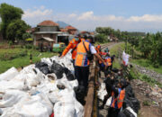 Daop 2 Bersihkan Sampah di Lintasan Jalur KA