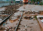 Tanggul Sungai Cikeruh Jebol, Jalur Lintas KA Cimekar-Rancaekek Terendam Banjir