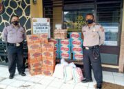 Polisi Berikan Sembako untuk Korban Banjir di Garut