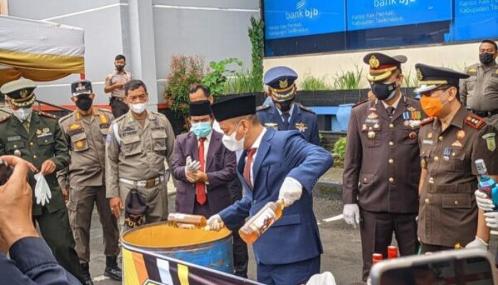 Ratusan Botol Miras Musnah pada Hari Pahlawan