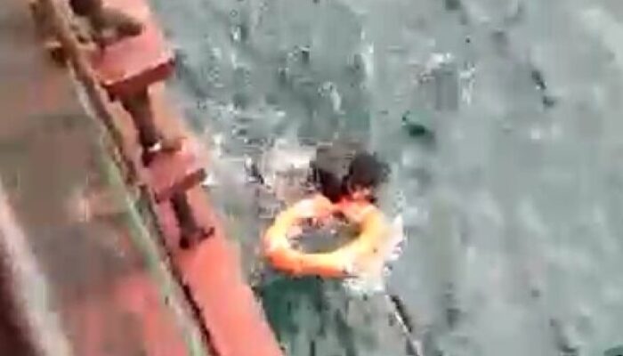 Dua Hari, Warga Garut Terapung di Perairan Selat Karimata