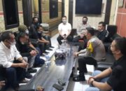 Islah, Pria Tarung Bebas di Depan Kantor Samsat Tasik