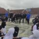 Kepala SMA Negeri 10 Kota Tasikmalaya Dr H Yonandi bersama tiga pasangan kandidat calon ketua dan wakil ketua OSIS SMA Negeri 10, berjalan menyapa para calon pemilih di Lapangan SMA Negeri 10 Jumat (19/11/2021) ***