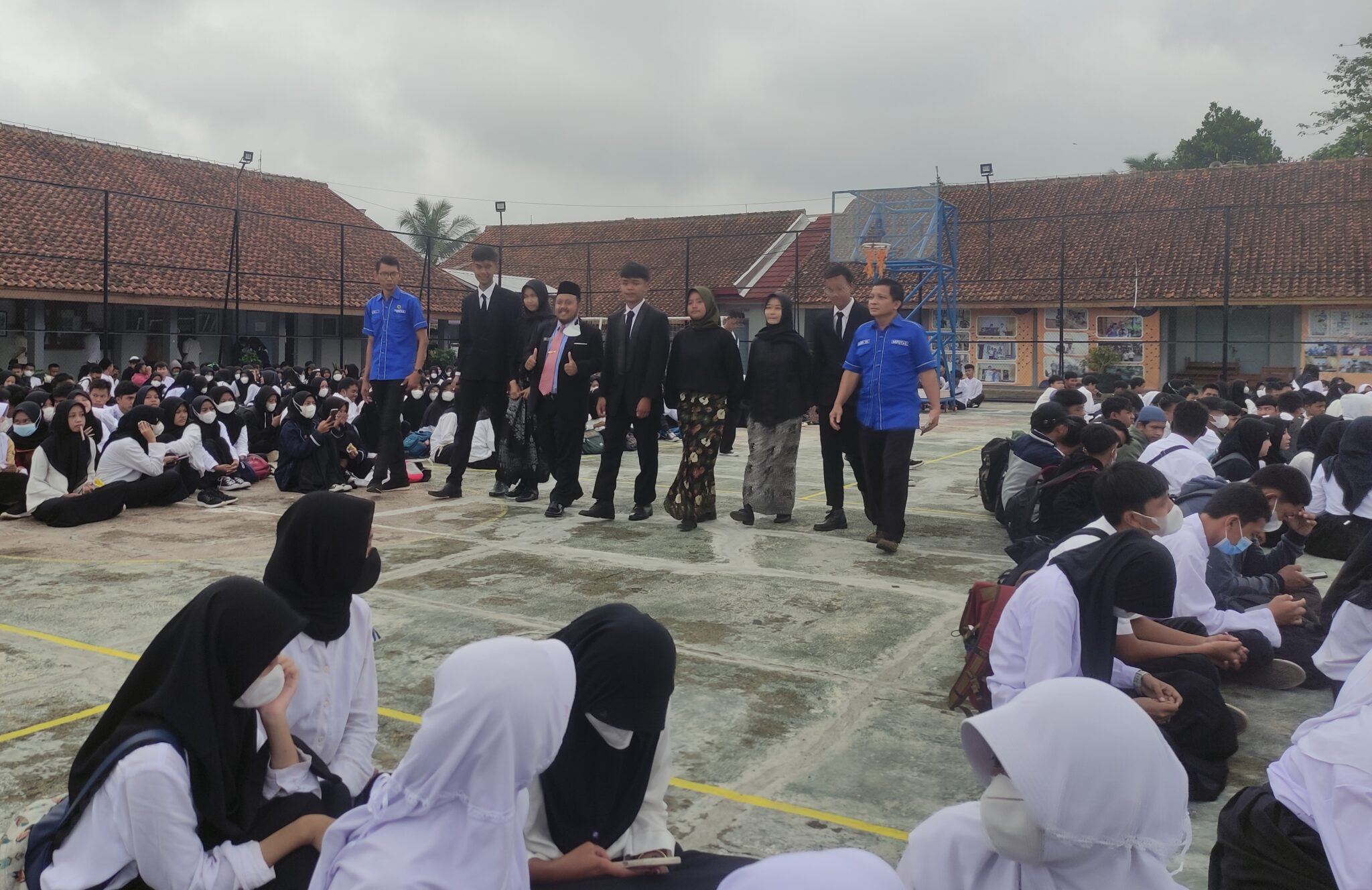 Kepala SMA Negeri 10 Kota Tasikmalaya Dr H Yonandi bersama tiga pasangan kandidat calon ketua dan wakil ketua OSIS SMA Negeri 10, berjalan menyapa para calon pemilih di Lapangan SMA Negeri 10 Jumat (19/11/2021) ***