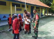 Polisi dan TNI Bagikan Masker, Sasaran Siswa SDN II Rajagaluh Kidul