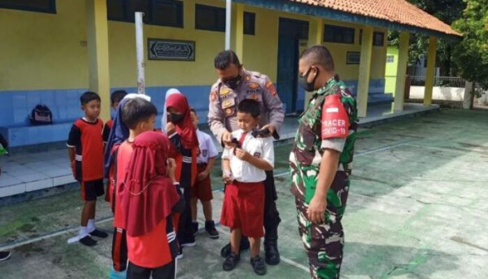 Polisi dan TNI Bagikan Masker, Sasaran Siswa SDN II Rajagaluh Kidul