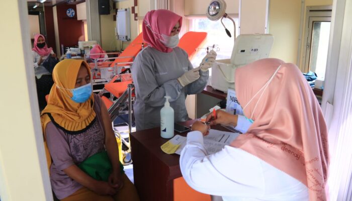 Daop 2 Gelar Vaksinasi, Bagikan 1000 Paket Sembako di Stasiun Pasirjengkol