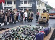 Nataru, Polres Sumedang Musnahkan Ribuan Botol Miras