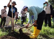 Helmi Budiman Ajak Warga Tanam Pohon di Lahan Kritis 