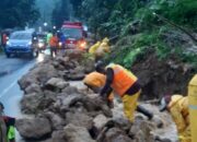 Tim URC UPTD IV Dinas Bina Marga Evakuasi Longsor Cilawu Garut